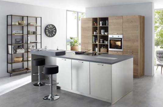 Inselküche mit Sitzgelegenheit