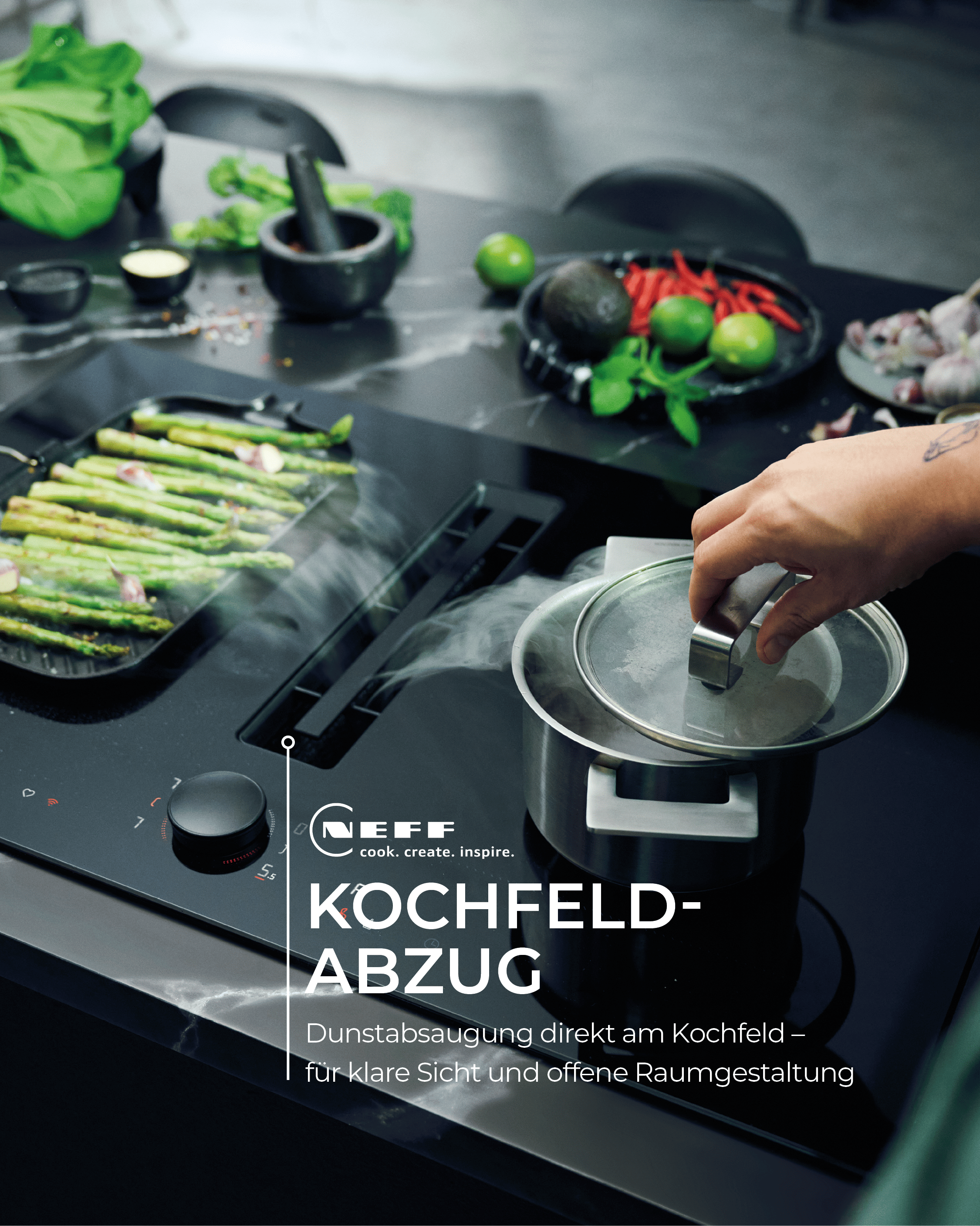 Frühjahrsputz 2026 – NEFF Kochfeld mit integriertem Dunstabzug beim Kochen von Gemüse in einer modernen Küche.
