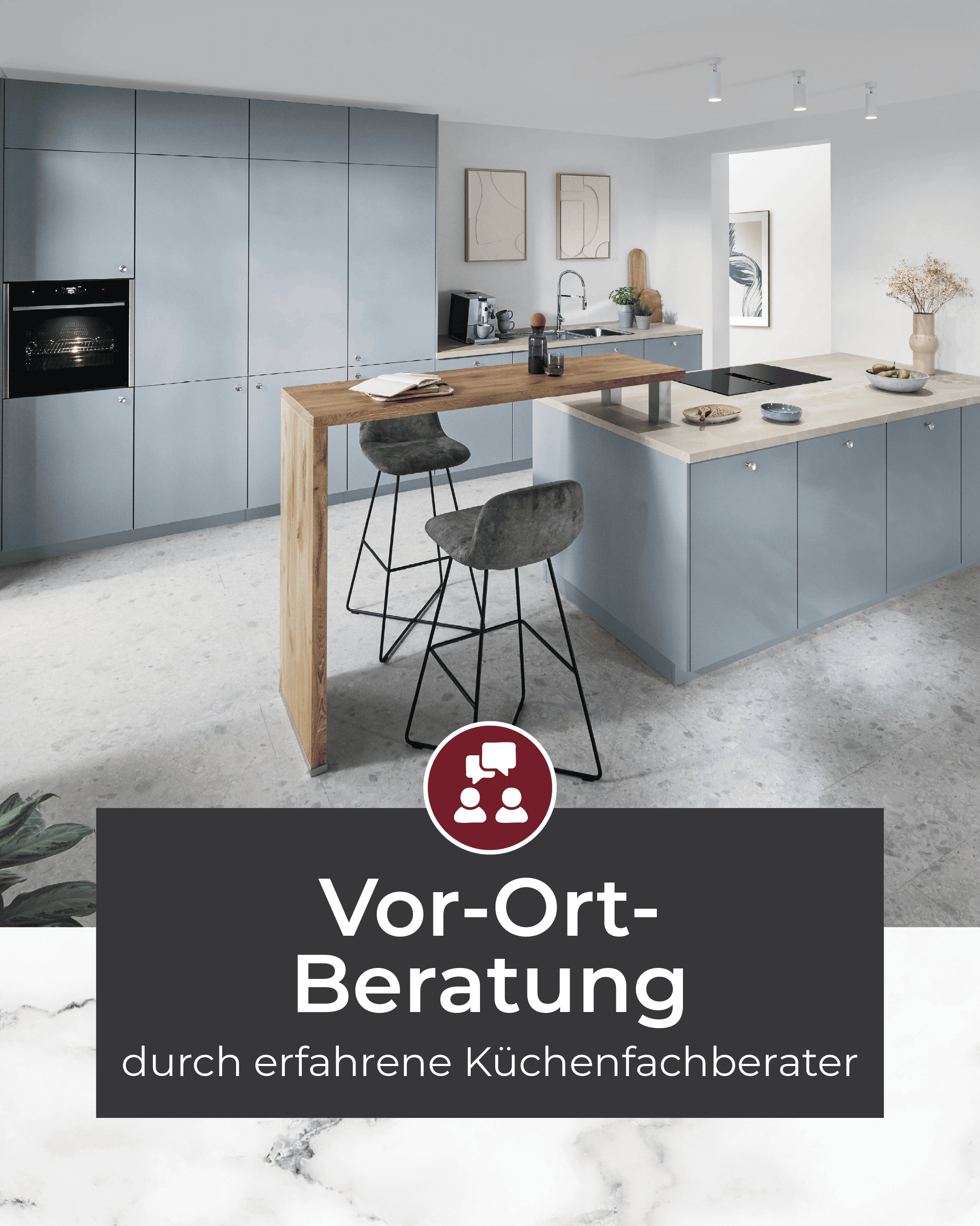 Moderne offene Küche in hellblau mit Kochinsel, Barbereich und zwei Barhockern – Hinweis auf Vor-Ort-Beratung durch erfahrene Küchenfachberater