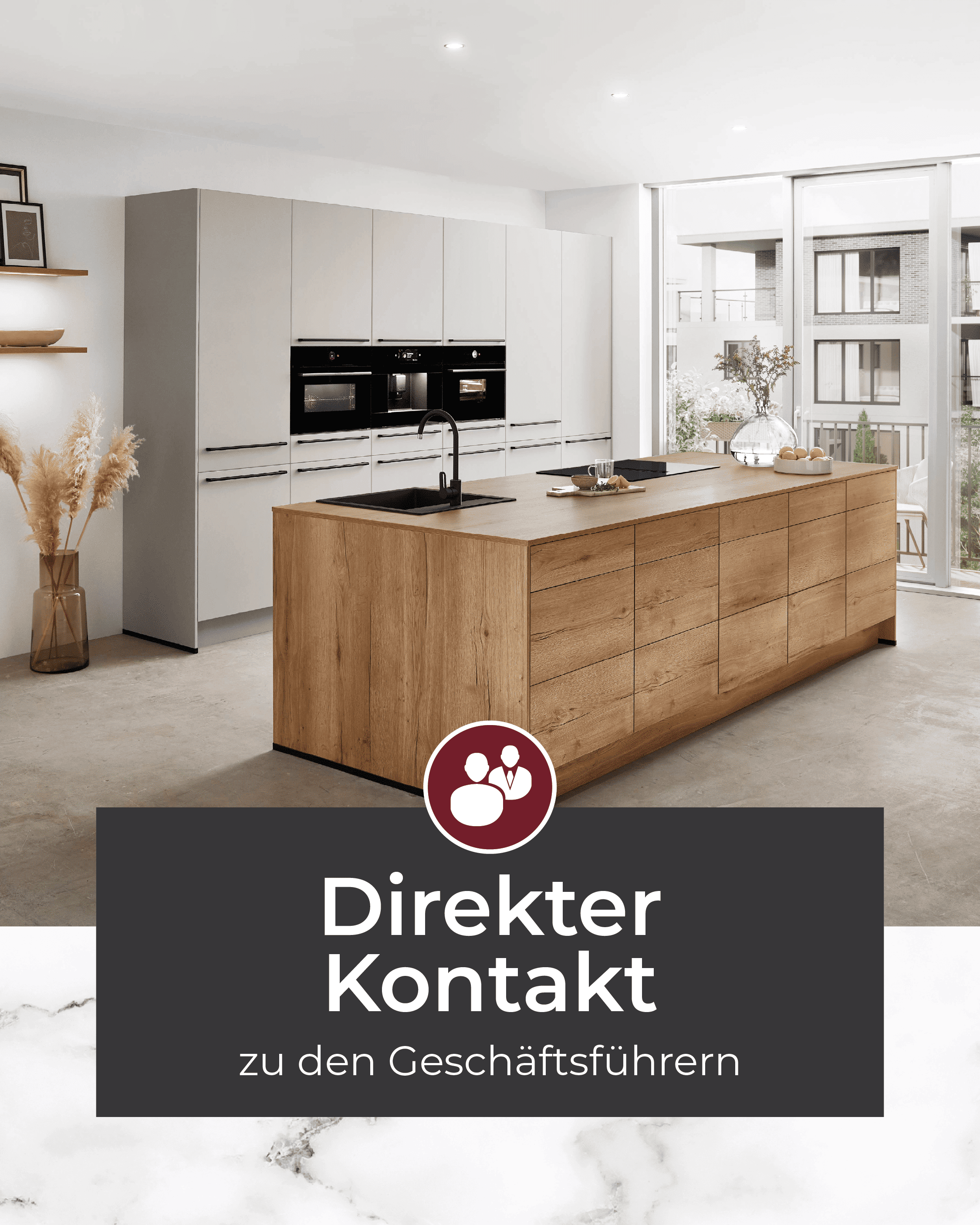 Helle Designküche mit großer Holzinsel, hohen Schränken und Blick nach draußen – Hinweis auf direkten Kontakt zu den Geschäftsführern beim Küchenkauf