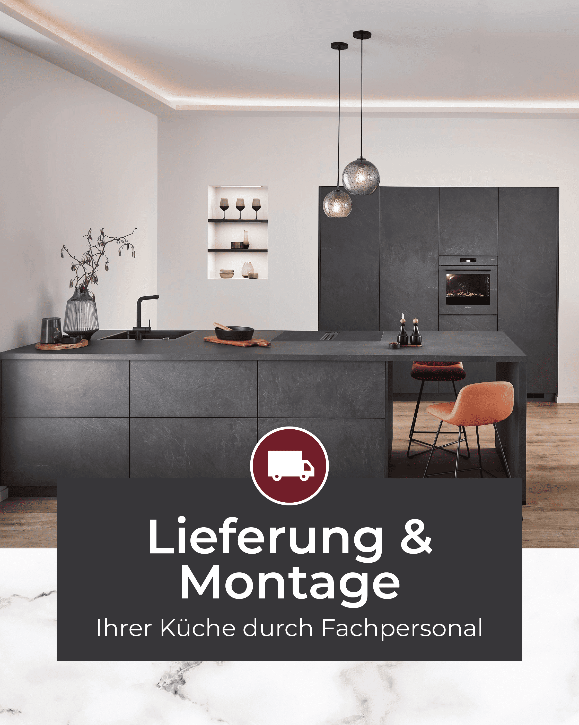 Elegante dunkle Küche mit Kochinsel, Pendelleuchten und orangefarbenem Stuhl – Hinweis auf Lieferung und Montage durch Fachpersonal